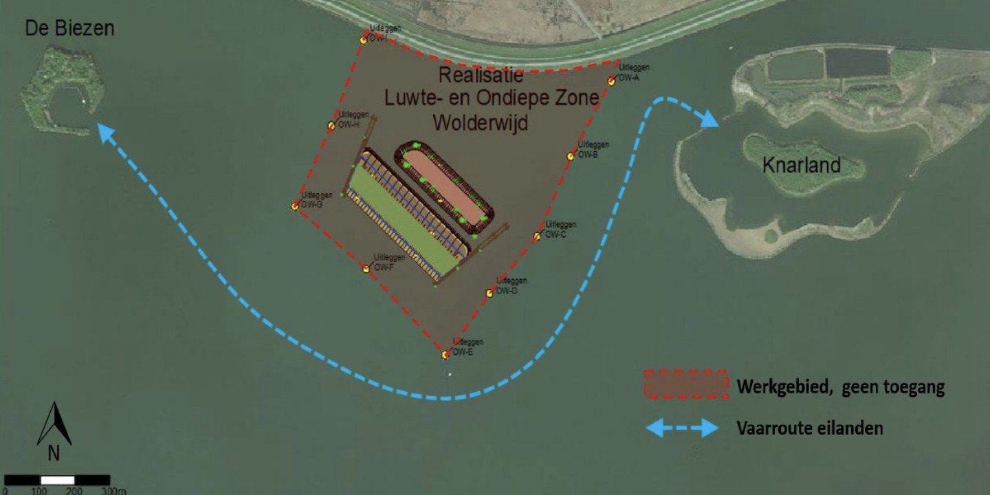 Je ziet een schets van de Wolderwijd waarop in rood het werkgebied is aangegeven. Een blauwe lijn geeft de nieuwe vaarroute aan.